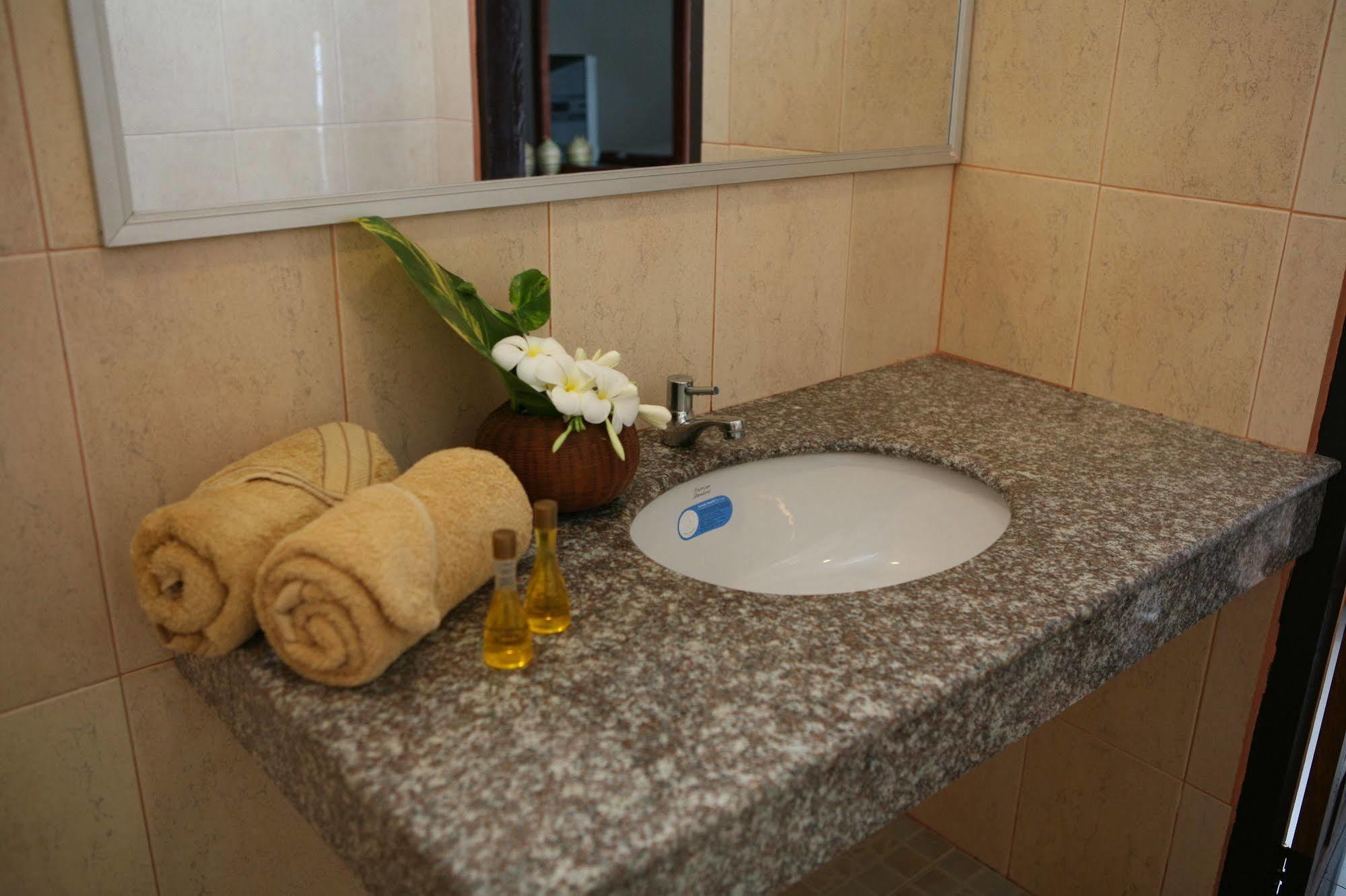 Alisa Guesthouse Pakse Exterior photo